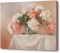 Картина пионы в вазе на белой скатерти